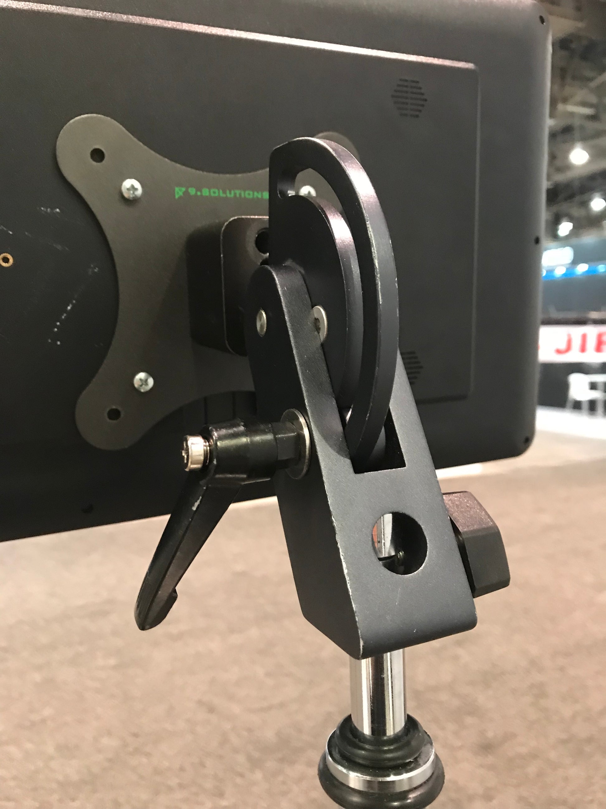 9.SOLUTIONS VESA Mount to 5/8" Receptacle