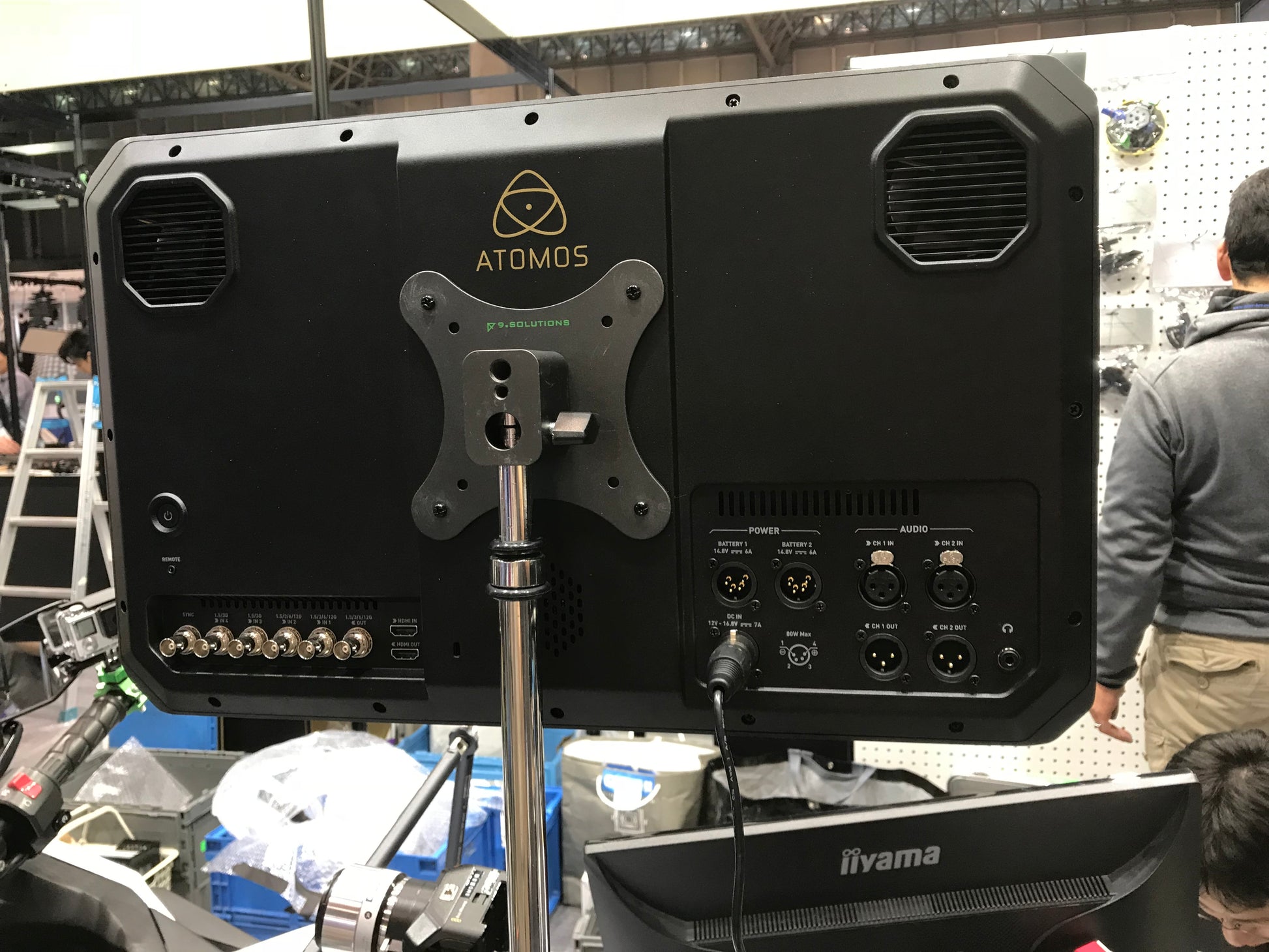 9.SOLUTIONS VESA Mount to 5/8" Receptacle